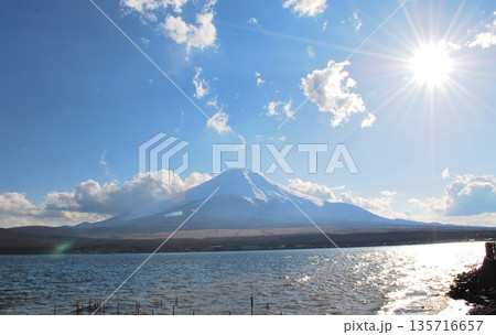 太陽きらめく山中湖、長池湖畔からの「富士山」 135716657