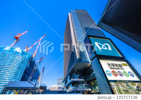 日本の東京都市景観新風景大手町駅。TOKYO TORCH 大手町に巨大鉄骨構造体。驚愕の建設スピード 135717136