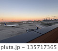 夕焼けの空港と旅客機｜空の玄関口 135717365