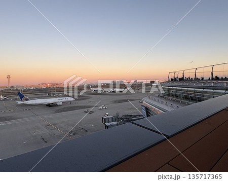 夕焼けの空港と旅客機|空の玄関口 夕焼けの空港と旅客機|空の玄関口 135717365