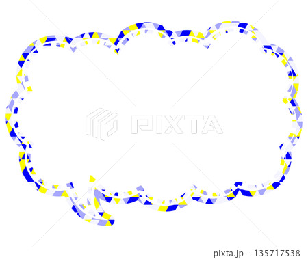 ステンドグラス風吹き出し　三角形模様　細長い雲形 135717538
