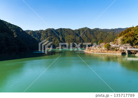 静岡県浜松市船明ダム湖　冬の夢のかけ橋よりダム湖 135717789