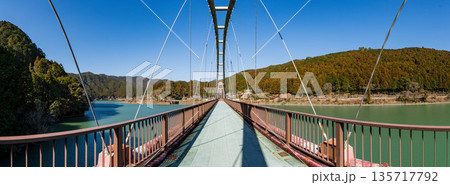 静岡県浜松市船明ダム湖　冬の夢のかけ橋パノラマ 135717792