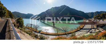 静岡県浜松市船明ダム湖 冬の夢のかけ橋パノラマ 静岡県浜松市船明ダム湖 冬の夢のかけ橋パノラマ 135717794