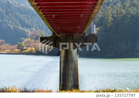 静岡県浜松市船明ダム湖　冬の夢のかけ橋　橋の構造と橋脚 135717797