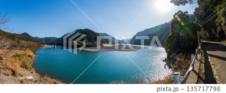 静岡県浜松市天竜区横山町　冬の天竜川 135717798