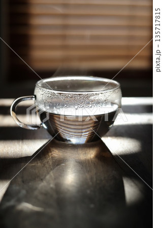 朝一番で飲むためのティーカップに淹れた白湯 135717815