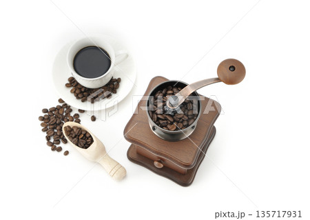 コーヒー豆とミル コーヒー豆とミル 135717931