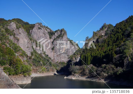 断崖絶壁の見える風景 断崖絶壁の見える風景 135718036