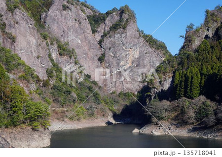 断崖絶壁の見える風景 断崖絶壁の見える風景 135718041