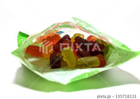 A packet of gummy candy. 135718131