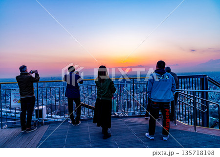 （東京都）六本木ヒルズ屋上で夕陽を眺める人達 135718198