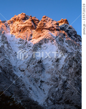 一ノ倉沢から見た谷川岳の朝焼け（モルゲンロート） 135718319