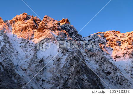 一ノ倉沢から見た谷川岳の朝焼け（モルゲンロート） 135718328