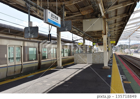 滋賀県高島市　湖西線近江今津駅のプラットホームと列車 135718849