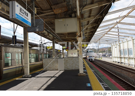 滋賀県高島市　湖西線近江今津駅のプラットホームと通過列車 135718850