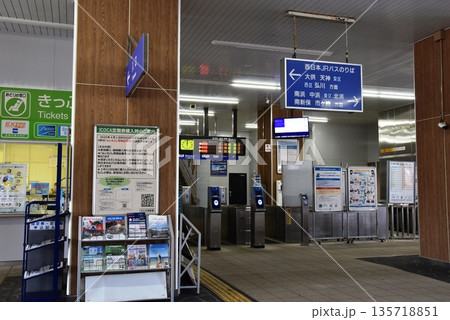 滋賀県高島市　湖西線近江今津駅の改札口 135718851