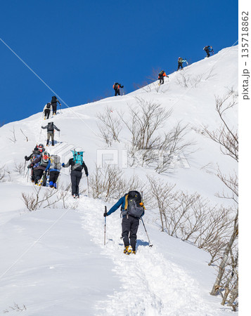 厳冬期の谷川岳天神尾根を登る登山者たち 135718862