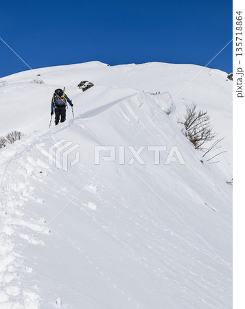 厳冬期の谷川岳天神尾根を登る登山者たち 厳冬期の谷川岳天神尾根を登る登山者たち 135718864