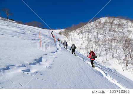 厳冬期の谷川岳天神尾根を登る登山者たち 135718866