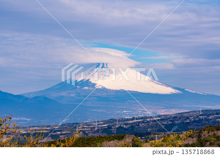 (静岡県)伊豆から眺める笠雲を被った富士山 (静岡県)伊豆から眺める笠雲を被った富士山 135718868