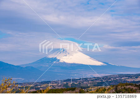 (静岡県)伊豆から眺める笠雲を被った富士山 (静岡県)伊豆から眺める笠雲を被った富士山 135718869