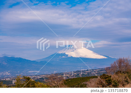 （静岡県）伊豆から眺める笠雲を被った富士山 135718870