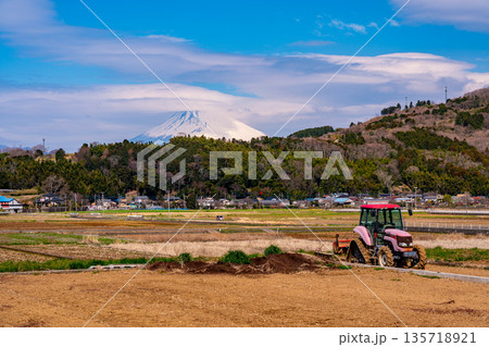 （静岡県）丹那盆地で農作業するトラクタと富士山 135718921