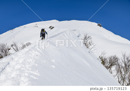 厳冬期の谷川岳天神尾根を登る登山者 135719123
