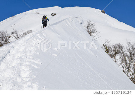 厳冬期の谷川岳天神尾根を登る登山者 135719124