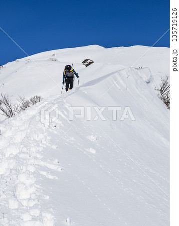 厳冬期の谷川岳天神尾根を登る登山者 135719126