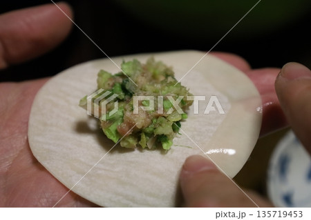 手作業で餃子を包む 手作業で餃子を包む 135719453