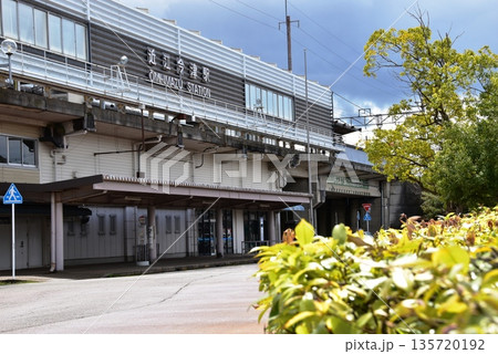 滋賀県高島市　湖西線近江今津駅西口とロータリー 135720192