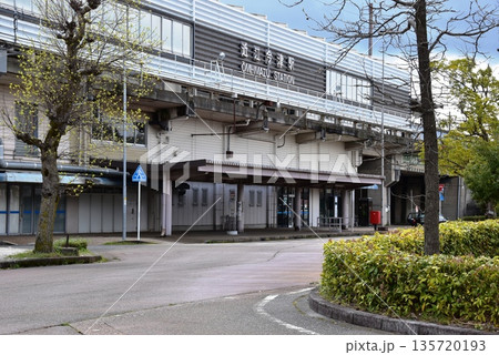 滋賀県高島市　湖西線近江今津駅西口とロータリー 135720193