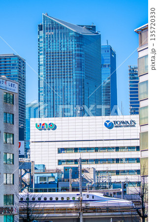 日本の東京都市景観新風景。虎ノ門ヒルズや新橋を走る新幹線、東和フードサービスなどを望む＝1月23日 135720330