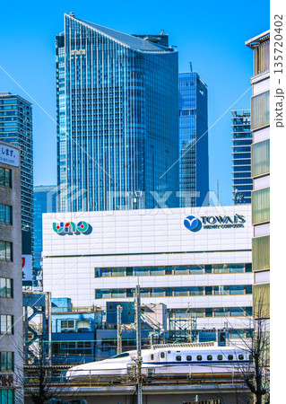 日本の東京都市景観新風景。虎ノ門ヒルズや新橋を走る新幹線、東和フードサービスなどを望む＝1月23日 135720402