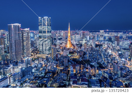 【夜景100選】東京都、六本木ヒルズ東京シティビューからの夜景(東京タワー方面) 【夜景100選】東京都、六本木ヒルズ東京シティビューからの夜景(東京タワー方面) 135720423