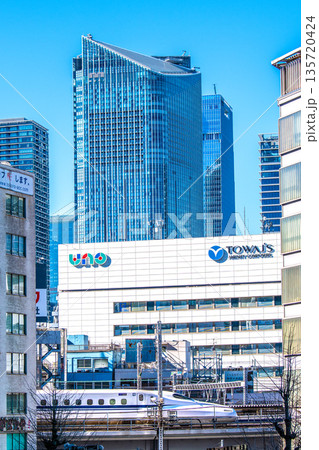 日本の東京都市景観新風景。虎ノ門ヒルズや新橋を走る新幹線、東和フードサービスなどを望む＝1月23日 135720424