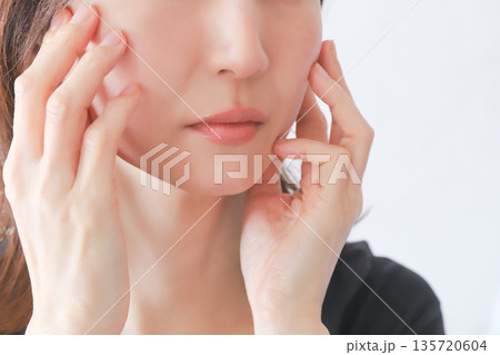 女性の肌　スキンケア 135720604