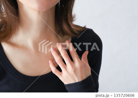 デコルテ 鎖骨 デコルテ 鎖骨 135720606