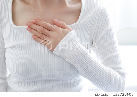 胸を押さえる女性 不安 胸を押さえる女性 不安 135720609