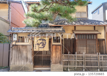京都 松春庵ヴィラ(別荘)築百年の京町家ホテル 不老長寿の意味を持つ松がシンボル 京都市北区紫野 京都 松春庵ヴィラ(別荘)築百年の京町家ホテル 不老長寿の意味を持つ松がシンボル 京都市北区紫野 135720665