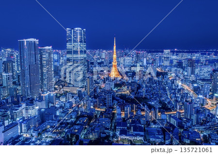 【夜景100選】東京都、六本木ヒルズ東京シティビューからの夜景（東京タワー方面） 135721061