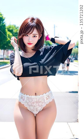 外で遊ぶ水着姿の女性 135721202