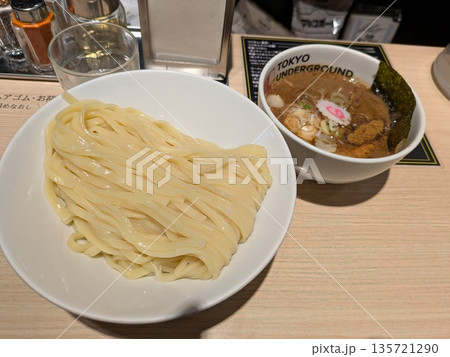 ラーメンを食べる ラーメンを食べる 135721290