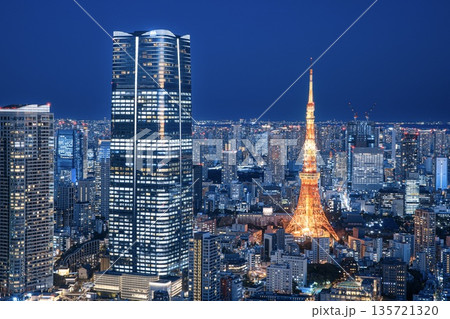 【夜景100選】東京都、六本木ヒルズ東京シティビューからの夜景（東京タワー方面） 135721320