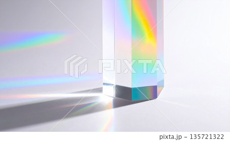 白背景に立つクリスタルポイントと幻想的な虹色の光の反射テクスチャ素材 135721322