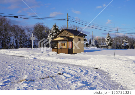 しのつ湖の駐車場にあるトイレ しのつ湖の駐車場にあるトイレ 135721325