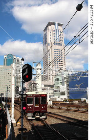大阪梅田駅を出発した神戸線の新開地行き特急電車 大阪梅田駅を出発した神戸線の新開地行き特急電車 135721394