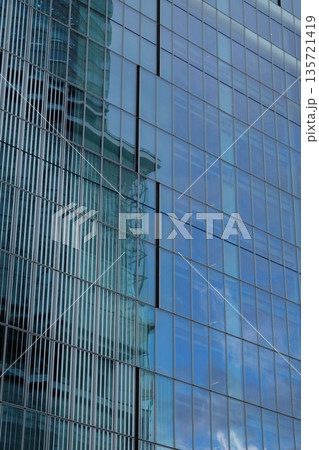 窓に映る向かいのビル 135721419